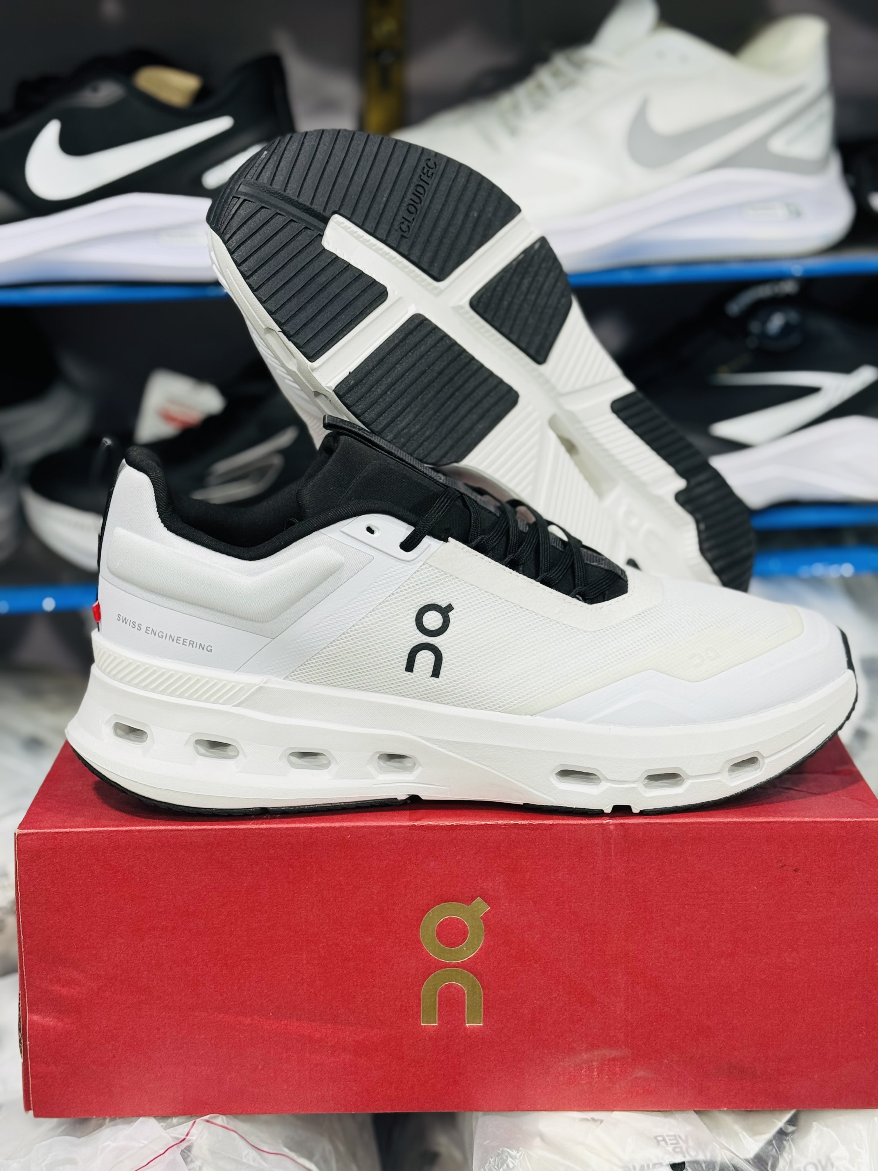 کتونی آن رانینگ کیوسی Swiss engineering مستر درجه ۱/سایز بندی ۴۰ تا ۴۵/بالاترین کوالیتی A/ی کار شیک و راحت /تک و عمده موجود / Qc on running